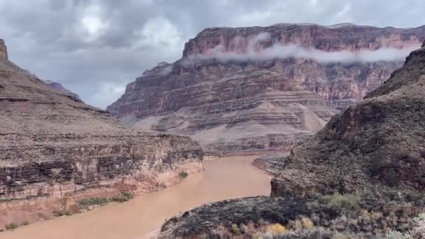 アリゾナ州とネバダ州のゴージャスを通過する川の高さでコロラド州のグランドキャニオンの素晴らしい 有名な西のゲート — ストック動画