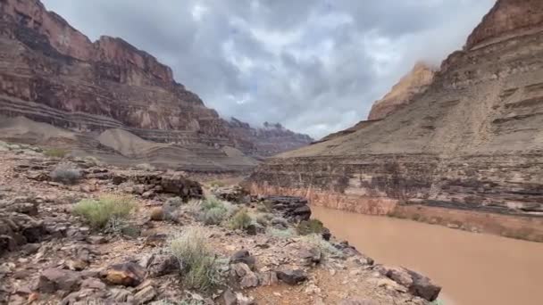 Grand Canyon Colorado Vest Den Nedre Delen Der Båtene Forlater – stockvideo