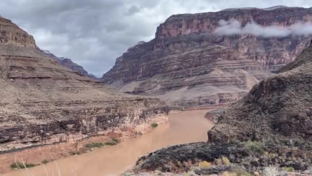 Den Fantastiske Berømte Vestporten Til Grand Canyon Colorado Krysser Den – stockvideo