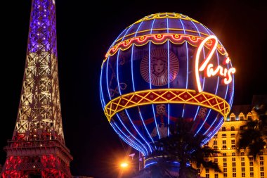 Bir sıcak hava balonu ve Fransız kültüründen esinlenilmiş bir kumarhane olan Fransa Eyfel Kulesi 'nin yer aldığı Paris Las Vegas Otel ve Kumarhanesi..