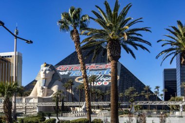 Las Vegas, ABD; 18 Ocak 2023: Las Vegas Bulvarı 'ndaki Luxor Otel ve Kumarhanesi, piramitleri, sfenksleri ve dikilitaşlarıyla Mısır kültüründen esinlenen otel..