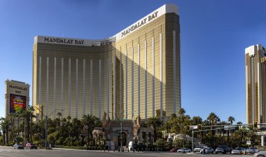 Las Vegas Bulvarı 'ndaki Mandalay Bay Otel ve Kumarhanesi' nin fotoğrafı. Sin City 'nin ünlü striptiz kulübünün başındaki okyanustan esinlenilmiş otel..