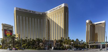 Las Vegas, ABD; 18 Ocak 2023: Las Vegas Bulvarı 'ndaki Mandalay Bay Otel ve Kumarhanesinin panoramik manzarası..