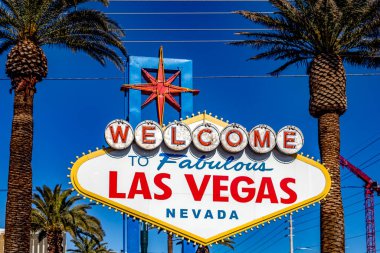 Las Vegas 'ın ünlü işareti ve Amerika Birleşik Devletleri' nin Nevada eyaletindeki günah şehrinin mavi gökyüzü..