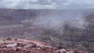 Amerika Birleşik Devletleri 'nde bulutlu bir günde Arizona ve Nevada eyaletlerinin sınırındaki Büyük Kanyon Ulusal Parkı' nın güzel ve ziyaret edilmiş batı kıyısı..