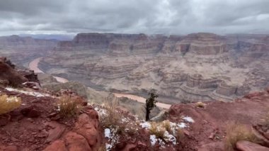 Amerika Birleşik Devletleri, Arizona ve Nevada eyaletlerinin sınırındaki Büyük Kanyon Ulusal Parkı 'nın batı sınırı..