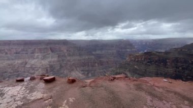 Amerika Birleşik Devletleri 'nin Arizona ve Nevada eyaletlerinin sınırındaki Büyük Kanyon Ulusal Parkı' nın güzel ve ziyaret edilmiş batı köşesi..