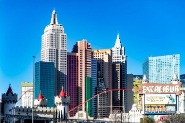 Las Vegas; ABD; 18 Ocak 2023: New York-New York Hotel & Casino ve Las Vegas Strip 'teki Excalibur Otel ve Kumarhanesinin gökdelenleri.