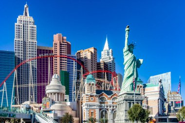 Las Vegas; ABD; 18 Ocak 2023: Las Vegas Bulvarı 'ndaki New York-New York Hotel & Casino gökdelenleri, Büyük Elma hız treni ve Özgürlük Heykeli.