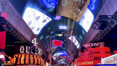 Las Vegas, ABD; 18 Ekim 2023: Fremont, Amerika Birleşik Devletleri 'nin Nevada eyaletinin en eski bölgesinde inanılmaz kumarhaneleri ve dev ekranıyla ünlü cadde..