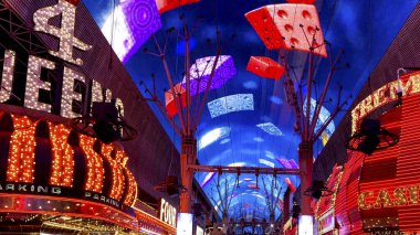 Las Vegas, ABD; 18 Ekim 2023: Amerika Birleşik Devletleri 'nin Nevada eyaletinin en eski şehri olan ünlü Fremont Caddesi..