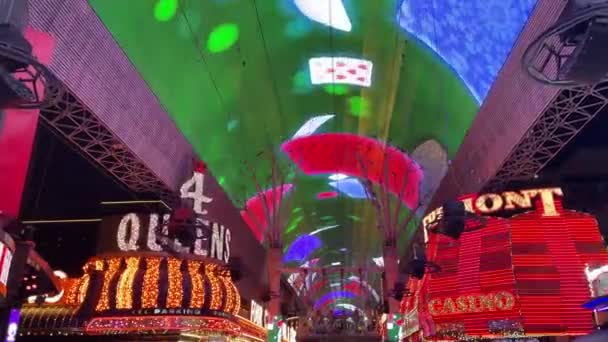 2023年10月18日 美国拉斯维加斯 著名的弗里蒙特街的巨大银幕 在美国内华达州这个城市最古老的地区有着令人难以置信的赌场 — 图库视频影像