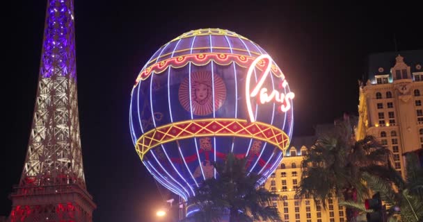 ラスベガス アメリカ 10月 2023 その有名なパリのホテルとカジノのストリップ その熱気球とフランスをテーマにエッフェル塔 — ストック動画