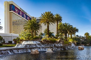 Las Vegas; 18 Ocak 2023: Las Vegas Bulvarı 'nın ortasındaki Mirage Kumarhanesi' nde göl ve şelaleleri ve volkan şelaleleri..