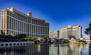 Las Vegas, ABD; 18 Ocak 2023: Bellagio Otel ve Kumarhanesinde gölün fotoğrafı, Sezarlar Sarayı arka planda Las Vegas Bulvarı, kumar, ahlaksızlık ve günah şehri.