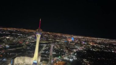 Las Vegas, ABD; 2 Kasım 2023: Gece helikopter yolculuğu Sin şehrinin üzerinde ve Las Vegas Bulvarı üzerinde Stratosfer Las Vegas gibi oteller, tatil beldeleri ve kumarhanelerin bulunduğu yerde