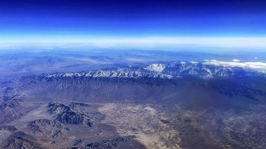 Las Vegas 'tan kalkan harika bir uçağın penceresinden Amerika' nın Nevada eyaletinin manzarasının tadını çıkarıyorum..