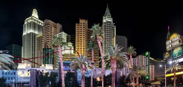 Las Vegas; ABD; 19 Ocak 2023: Amerika Birleşik Devletleri 'nde, Las Vegas' taki harika New York-New York Oteli ve Kumarhanesi 'nin güzel gökdelenlerinin panoramik manzarası.