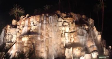 Las Vegas; ABD; 25 Kasım 2023: Las Vegas Bulvarı 'ndaki Mirage Otel ve Kumarhanesi volkanı, bu bulvar poker ve Rus ruleti oynamak için kumarhaneler, oteller ve temalı tatil beldeleriyle doludur..