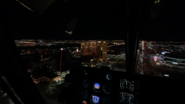 ラスベガス アメリカ 11月 2023 シンの街でヘリコプターで夜に飛行し ホテル リゾートやルクソールなどのカジノが位置するラスベガスストリップを飛行 — ストック動画