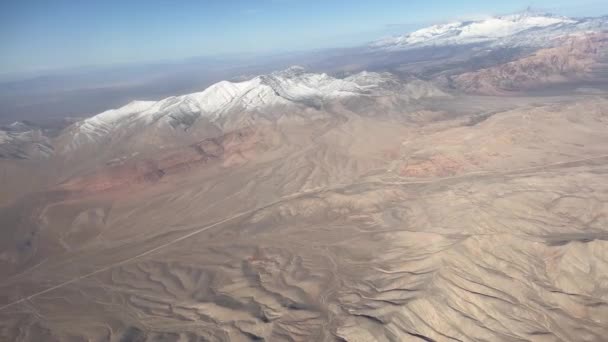 Вид Пустыню Мохаве Окна Самолета Пролетающего Над Североамериканским Небом После — стоковое видео