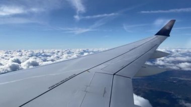 Paris, Fransa; 30 Kasım 2023: Air France uçakları, bulutların arasında uçuyor ve Paris (Fransa) 'den Madrid havaalanına (İspanya) uçuyor.).