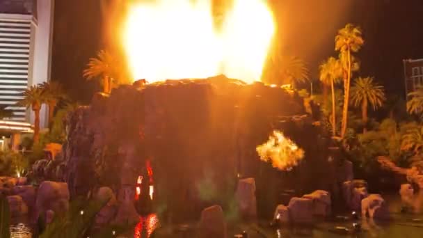アメリカ合衆国ラスベガスのミラージュ カジノとホテル 有名なラスベガス ストリップ ブールバードでの壮大な火山の噴火 パート3 — ストック動画