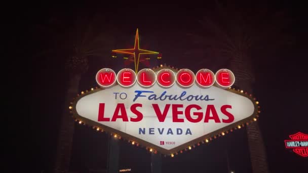 2023年12月5日 美国拉斯维加斯 美国拉斯维加斯的一个著名的欢迎标志 它的霓虹灯上写着 欢迎来到不可思议的拉斯维加斯 — 图库视频影像