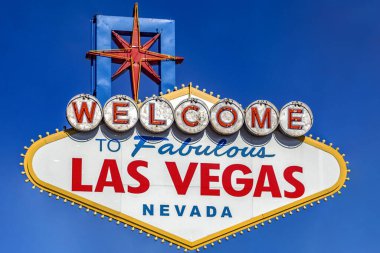 Meşhur Las Vegas tabelasına hoş geldiniz, mavi gökyüzü şöyle diyor: Muhteşem Las Vegas 'a hoş geldiniz, Las Vegas Bulvarı' nın başındaki ikondur..