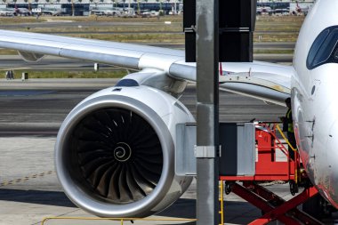 Madrid, İspanya, 31 Mayıs 2023: Bir Airbus A350-900 'ün motoru, uzun menzilli seyahat için ideal yeni nesil geniş gövdeli uçak, park edilmiş ve kalkış için yolcular tarafından bindirilmiştir..