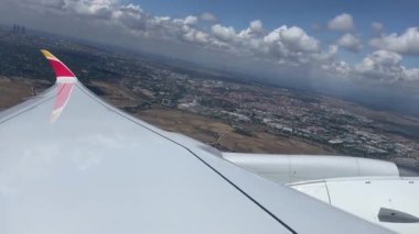Madrid, İspanya; 3 Aralık 2023: Iberia İspanyol havayolu Adolfo Suarez Madrid Barajas Uluslararası Havalimanı 'ndan havalandıktan sonra iniş yapan Airbus A350-900.