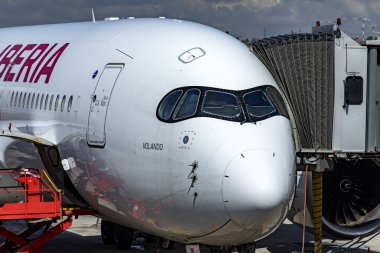 Madrid, İspanya; 31 Mayıs 2023: Madrid Barajas Uluslararası Havalimanı 'na park edilmiş yeni nesil Iberia havayolu şirketi A350-900 uçağıdır..