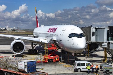 Madrid, İspanya, 31 Mayıs 2023: Iberia 'nın güzel ve büyük Airbus A350-900, uzun menzilli seyahat için ideal yeni nesil geniş gövdeli uçak, park edilmiş ve kalkış için yolcular tarafından bindirilmiştir..