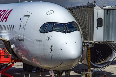 Madrid, İspanya, 31 Mayıs 2023: Bir Airbus A350-900 'ün uçak gövdesi, uzun menzilli seyahat için ideal, park edilmiş ve kalkış için yolcu alımı yapılan yeni nesil geniş gövdeli uçak.