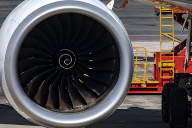 Airbus A350-900 motoru, bu yeni nesil geniş gövdeli bir uçak, uzun menzilli seyahat için ideal, park edilmiş ve kalkış için yolcular tarafından bindiriliyor..