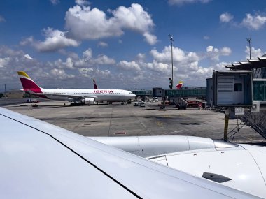 Madrid, İspanya; 31 Mayıs 2023: Iberia havayolu uçakları Madrid, İspanya 'daki Barajas havaalanında turistler tarafından park edilmiş ve binilmeyi bekliyor.