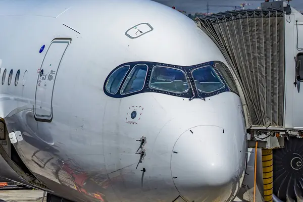Airbus A350-900, bu yeni nesil geniş gövdeli bir uçak. Uzun menzilli seyahat için ideal, park edilmiş ve kalkışa hazır..