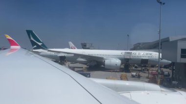 New York, ABD; 4 Aralık 2023: New York, New York 'taki New York Uluslararası Havalimanı' nda park edilmiş son nesil geniş gövdeli ticari uçaklar.