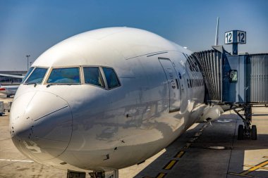 John F. Kennedy Uluslararası Havaalanı 'na park etmiş, yeni bir rotaya başlamak üzere 12. kapıdan yüklenen, geniş gövdeli ticari bir havayolu şirketinin güzel bir görüntüsü..