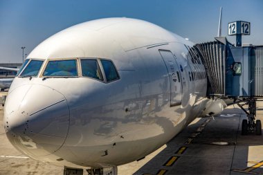 John F. Kennedy Uluslararası Havaalanı 'na park etmiş ticari bir uçak yeni bir rota için yükleniyor..