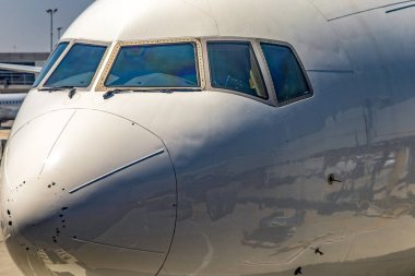 John F. Kennedy Uluslararası Havaalanı 'na park etmiş geniş gövdeli ticari bir uçağın kokpitinin fotoğrafı. Yeni bir rota için yükleniyor..