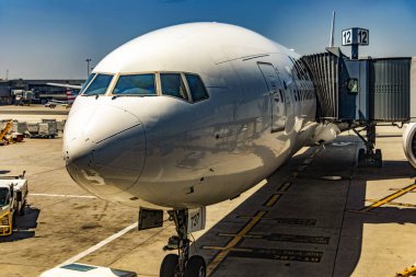 New York, ABD; 31 Mayıs 2023: John F. Kennedy Uluslararası Havaalanı 'na park etmiş ticari geniş gövdeli bir Japon uçağının kokpitinin fotoğrafı..