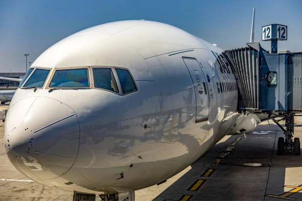 John F. Kennedy Uluslararası Havaalanı 'na park etmiş ticari bir uçak yeni bir rota için yükleniyor..