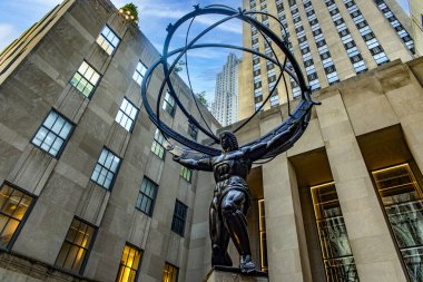 Dev Atlas, Büyük Elma 'daki Beşinci Cadde' de Tanrılar 'dan bir ceza olarak Dünya' yı tutuyor. Amerika 'daki New York şehrinin milyonerlerinin caddesi..