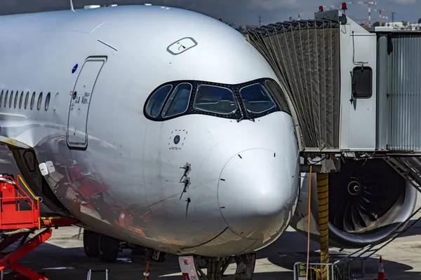 Bir Airbus A350-900 'ün gövdesi, bu yeni nesil geniş gövdeli bir uçak. Uzun menzilli seyahat için ideal, park edilmiş ve kalkış için yolcular tarafından bindiriliyor..