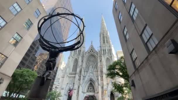 神々の罰として地球を保持する巨大なアトラス セントパトリック大聖堂の前に大きなリンゴの5番目の通りに ニューヨーク アメリカ合衆国 — ストック動画