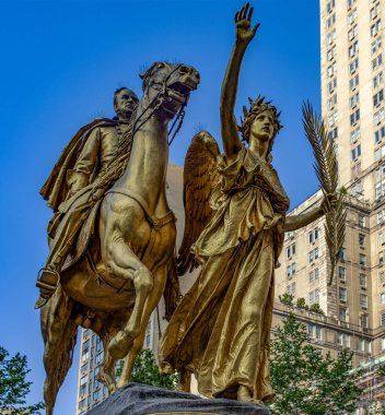 General William Tecumseh Sherman 'ın büyük ve güzel heykeli ve anıtı, New York şehrinin merkez parkının girişinde, Amerika Birleşik Devletleri' nde..