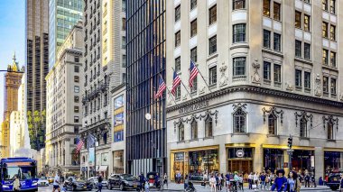 New York, ABD; 10 Aralık 2023: New York City 'deki büyük mağazalar sayesinde New York City' deki milyonerlerin caddesi olarak bilinen Beşinci Cadde boyunca yürüyün..