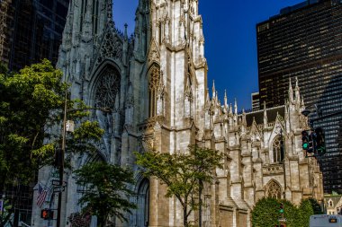 New York, New York 'taki Beşinci Cadde' de bulunan Büyük Elma 'daki St. Patrick Katedrali. Çok sinematik bir yerdir ve dünya çapında tanınır..