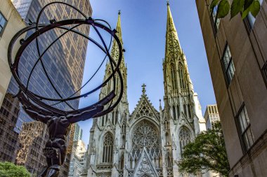 Dünya 'yı tanrıların cezası olarak tutan dev Atlas' ın fotoğrafı. New York 'taki St. Patrick Katedrali' nin önündeki beşinci caddede..